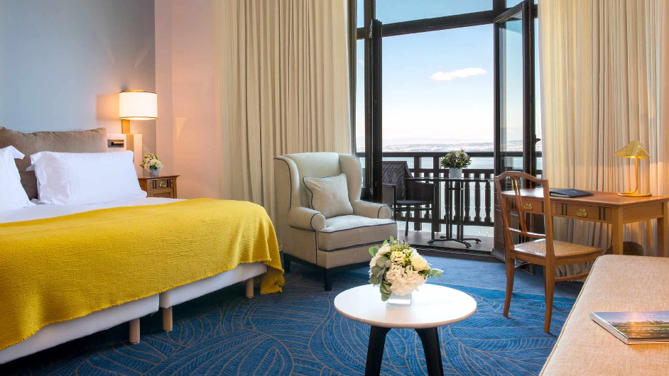 luxury-hotel-royal-evian-resort-bedroom-a-942